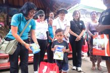 Antari Jaya Negara dan Ayu Kristi Arya Wibawa Kunjungi Warga Terdampak Banjir di Desa Pemecutan Klod Antari Jaya Negara dan Ayu Kristi Arya Wibawa Kunjungi Warga Terdampak Banjir di Desa Pemecutan Klod