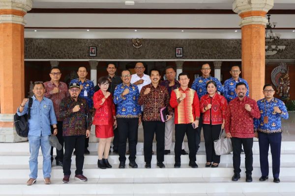 Sekda Suyasa Terima Kunker Komisi I dan IV DPRD Bali Bahas Ranperda KIP