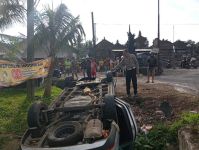 Diduga Sopir Ngantuk, Mobil Wuling Terguling ke Parit di Bantas Bale Agung Lakalantas