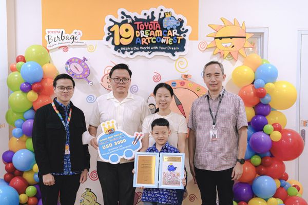 Perwakilan Indonesia, Kalino Hakham Hansen (tengah), sukses mengharumkan nama bangsa dengan meraih gelar The Best Finalist kategori 1 (di bawah 8 tahun) pada ajang Toyota Dream Car Art Contest ke-18 di Jepang, sekaligus Toyota resmi membuka pendaftaran TDCAC ke-19 bagi seluruh anak Indonesia