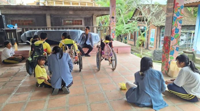 “Nritya Nadam” PKM-PM Undiksha Edukasi Anti-Kekerasan bagi Anak Tunagrahita Lewat Seni Dolanan Bali