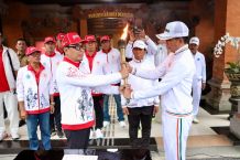 Api Obor Porprov Bali XVI Tiba di Kota Denpasar Wakil Wali Kota Denpasar, I Kadek Agus Arya Wibawa saat menerima Kirab Api Obor Pekan Olahraga Provinsi (Porprov) Bali XVI tahun 2025 dari Kontingen Kabupaten Badung di depan Lobi Kantor Wali Kota Denpasar, Senin (8/9/2025).