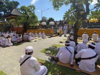Harmoniskan Alam Pasca Bencana, PHDI Kota Denpasar Gelar Persembahyangan Bersama di Pura Agung Jagatnatha Harmoniskan Alam Pasca Bencana, PHDI Kota Denpasar Gelar Persembahyangan Bersama di Pura Agung Jagatnatha