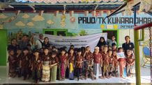 PLN Ajak Anak PAUD Belajar Bahaya Layang-layang di Dekat Jaringan Listrik dengan Cara Menyenangkan Foto bersama penuh keceriaan menutup rangkaian kegiatan PLN Mendongeng di PAUD Kumara Dharma Kerti II, mengenalkan pentingnya menjaga keselamatan listrik sejak usia dini.