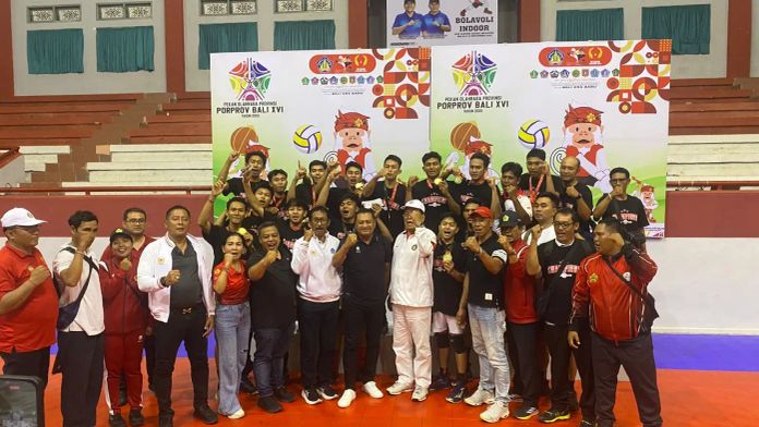 Penyerahan medali cabor voli Porprov Bali.