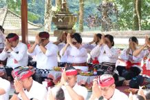 Purnama Sasih Ketiga, Bupati dan Jajaran Pemkab Tabanan Laksanakan Persembahyangan di Pura Luhur Batukau Sembahyang