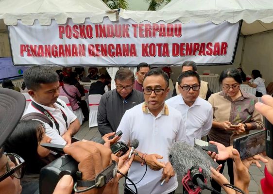 Wali Kota Denpasar, I Gusti Ngurah Jaya Negara bersama Wakil Wali Kota Denpasar, I Kadek Agus Arya Wibawa saat menyampaikan penurunan status Tanggap Darurat Bencana menjadi Satatus Transisi Darurat ke Pemulihan selama tiga bulan di Posko Induk Penanganan Bencana, Kantor Wali Kota Denpasar pada Selasa (16/9/2025) sore.