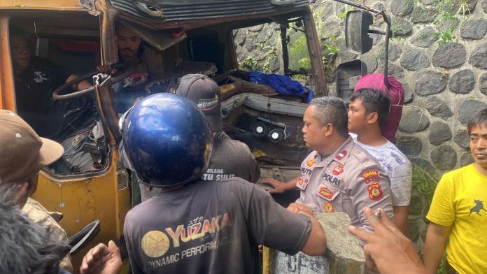 Rem Blong, Fuso Tabrak Tiang Telepon dan Pohon, Sopir Terjepit