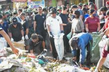 Berbagai Elemen Terus Bergerak Bersihkan Sampah Sisa Banjir di Denpasar Wali Kota Denpasar, I Gusti Ngurah Jaya Negar saat turun langsung membersihkan kawasan Banjar Pemeregan, Jalan Gunung Kawi, Denpasar, Rabu (17/9/2025).
