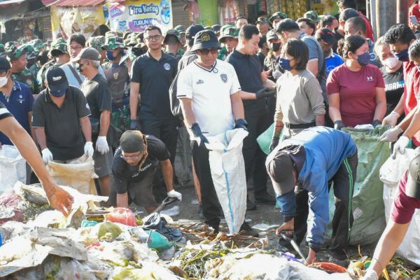 Wali Kota Denpasar, I Gusti Ngurah Jaya Negar saat turun langsung membersihkan kawasan Banjar Pemeregan, Jalan Gunung Kawi, Denpasar, Rabu (17/9/2025).