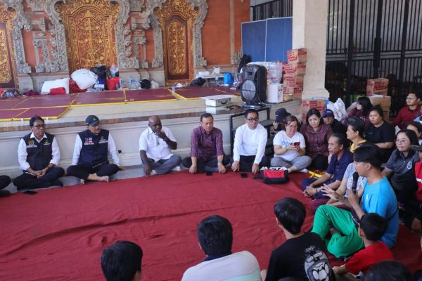 Wawali Arya Wibawa Dampingi Mensos Saifullah Yusuf Serahkan Santunan Kematian Korban Bencana Banjir
