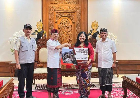 OJK dan FKLJK Bali Serahkan Bantuan Sosial untuk Korban Banjir