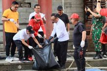 Bergandeng Tangan, Seluruh Elemen Denpasar Bergerak Serentak Pulihkan Kota Pascabanjir Gotong royong Pemerintah, TNI-Polri, komunitas, hingga warga Denpasar bergandeng tangan memulihkan kota pascabanjir, Minggu (21/9/2025) di Pasar Badung dan Kumbasari. Gerakan ini dipimpin langsung oleh Wali Kota Denpasar, I Gusti Ngurah Jaya Negara, bersama Wakil Wali Kota, I Kadek Agus Arya Wibawa. Sumber Foto : Istimewa