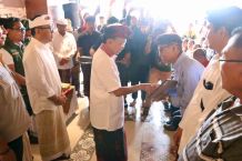 Wali Kota Jaya Negara Dampingi Gubernur Bali Salurkan Bantuan Dana Kepada para Pedagang Terdampak Banjir di Pasar Badung dan Kumbasari Bantuan Dana