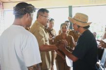 Dukung Kesejahteraan, Bupati Sutjidra Salurkan Bantuan untuk Pejuang Kebersihan dan Masyarakat Rentan di Penarukan Salurkan Bantuan