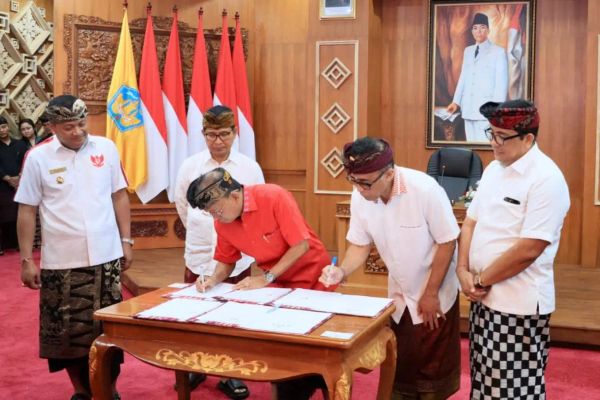 Penandatangan kerja sama penyelenggaraan angkutan umum perkotaan oleh Gubernur Bali, Wayan Koster, Wali Kota Denpasar, I Gusti Ngurah Jaya Negara, serta Bupati Badung, Gianyar, dan Tabanan dalam lingkup kawasan Sarbagita pada Kamis (4/9/2025) di Gedung Kertha Sabha, Rumah Jabatan Gubernur Bali.