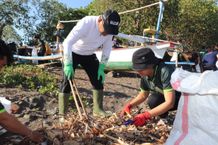 Peringati World Clean Up Day 2025, Sutjidra-Supriatna Pimpin Langsung Aksi Kebersihan di Muara Sungai Saba Aksi Kebersihan