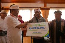 Wali Kota Jaya Negara Serahkan Santunan JKK BPJS Ketenagakerjaan kepada Ahli Waris Korban Banjir Pasar Kumbasari Santunan JKK BPJS Ketenagakerjaan