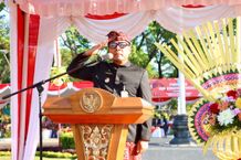 Wawali Arya Wibawa Pimpin Apel Peringatan Hari Kesaktian Pancasila di Kota Denpasar Wakil Wali kota Denpasar, I Kadek Agus Arya Wibawa saat memimpin apel Peringatan Hari Kesaktian Pancasila di Kota Denpasar yang digelar di Lapangan Lumintang, Denpasar, Senin (1/10/2025). Sumber Foto : Istimewa