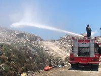 Antisipasi Cuaca Panas, Damkar Denpasar Laksanakan Pendinginan di TPA Sarbagita Damkar TPA