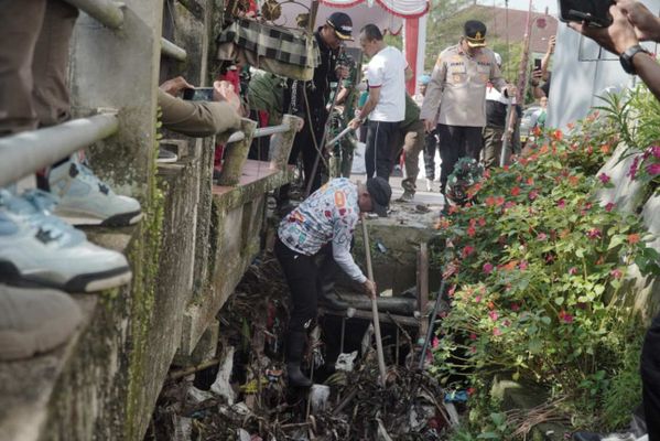 BaliPortalNews_ Gotong Royong Bangli Gencarkan “Gotong Royong Semesta Berencana”, Ribuan ASN Bersih-Bersih Sungai dan Tanam Pohon Serentak