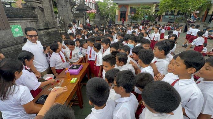 Laksana Becik Ajak Murid SD No. 11 Jimbaran Kelola Minyak Jelantah Jadi Lilin Ramah Lingkungan