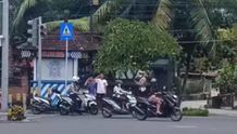 Pemotor Tanpa Helm Dihukum Nyanyikan Lagu Kebangsaan Pemotor Tanpa Helm Dihukum Nyanyikan Lagu Kebangsaan