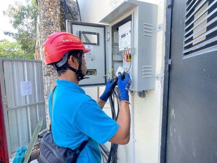 Petugas PLN UP3 Bali Selatan melakukan pemeriksaan instalasi kWh meter dalam rangka penyambungan daya baru di O’laya Magnifique Uluwatu.