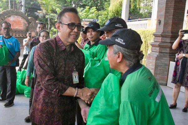 BaliPortalNews_ Petugas Kebersihan Petugas Kebersihan
