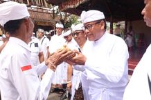 Sekda Alit Wiradana Hadiri Karya Pedudusan Warespati Lan Mupuk Pedagingan di Pura Besakih Batan Kemoning Pemecutan Grenceng Sekda