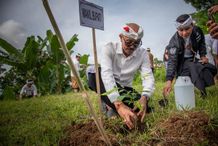 Bangli Hijau di Hari Tumpek Wariga, Wakil Bupati Pimpin Aksi Tanam Pohon dan Bersih-Bersih Lingkungan Bangli Hijau di Hari Tumpek Wariga, Wakil Bupati Pimpin Aksi Tanam Pohon dan Bersih-Bersih Lingkungan