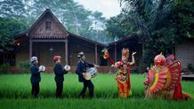 Kampung Berseri Astra Kemiren Terima Upgrade Programme of Best Tourism Villages by UN Tourism 2025 Kesenian Gandrung dan Barong yang menjadi salah satu wisata edukasi unggulan di Rumah Adat Osing, Kampung Berseri Astra Kemiren yang turut melibatkan seniman lokal serta generasi muda desa sebagai upaya pelestarian warisan budaya yang kini menjadi daya tarik wisata edukatif di bawah pendampingan Astra.