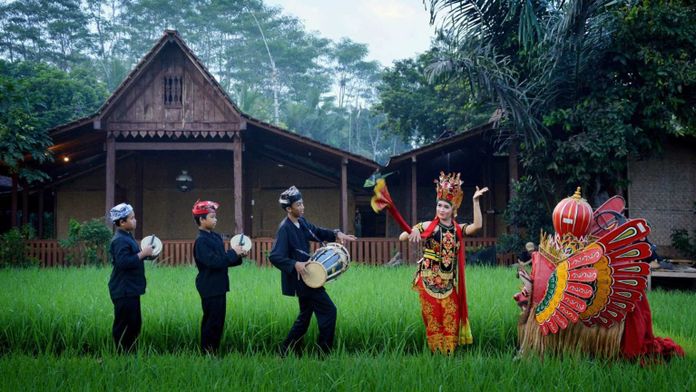 Kesenian Gandrung dan Barong yang menjadi salah satu wisata edukasi unggulan di Rumah Adat Osing, Kampung Berseri Astra Kemiren yang turut melibatkan seniman lokal serta generasi muda desa sebagai upaya pelestarian warisan budaya yang kini menjadi daya tarik wisata edukatif di bawah pendampingan Astra.