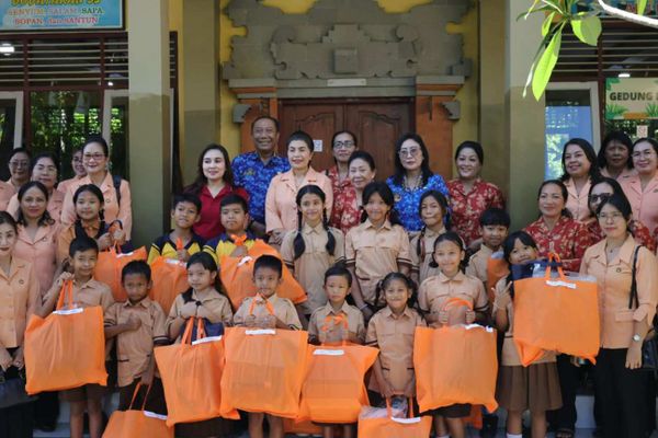 Kolaborasi DWP Provinsi Bali dan DWP Kota Denpasar Lakukan Kunjungan Sosial, Berikan Bantuan Alat Perlengkapan Sekolah Bagi Siswa Terdampak Banjir