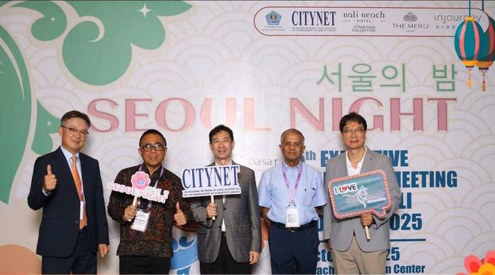 Budaya _bpn Wali Kota Denpasar, I Gusti Ngurah Jaya Negara bersama Wakil Wali Kota Denpasar, I Kadek Agus Arya Wibawa saat menghadiri malam kebudayaan bertajuk “Seoul Night”, sebagai bagian dari rangkaian acara CityNet Executive Committee (ExCom) Meeting ke-45 yang digelar di Bali Beach Convention, Sanur, Denpasar, Senin (27/10/2025) malam. Sumber Foto : Istimewa