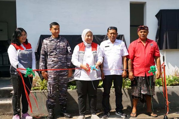 CSR _Admin2 CSR Manager PT Pertamina International Shipping, Alih Istik Wahyuni (tengah), bersama perwakilan TNI AL, Pemerintah Desa Kelan, dan kelompok nelayan saat meresmikan fasilitas energi bersih di Desa Kelan, Badung, Bali.