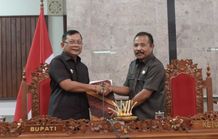 Seluruh Fraksi DPRD Buleleng Sepakat Bahas Rancangan Perubahan Perda Nomor 13 Tahun 2016 Seluruh Fraksi DPRD Buleleng Sepakat Bahas Rancangan Perubahan Perda Nomor 13 Tahun 2016