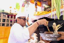 Wali Kota Jaya Negara Hadiri Upacara Melaspas dan Mendem Pedagingan di Pura Banjar Sebudi Desa Tanjung Bungkak Upacara Melaspas dan Mendem Pedagingan