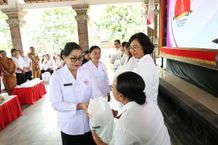 Tim Pembina Posyandu Provinsi Bali Beri Pembinaan dan Bantuan untuk Kader di Denpasar Pembinaan dan Bantuan