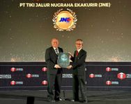 JNE Kembali Raih Penghargaan Courier of The Year di Indonesia Logistics Awards 2025 JNE Kembali Raih Penghargaan Courier of The Year di Indonesia Logistics Awards 2025