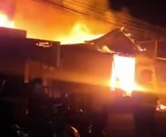 Korsleting Listrik Picu Kebakaran Ruko di Pasar Tukadeling, Kerugian Capai Rp1 Miliar Korsleting Listrik Picu Kebakaran Ruko di Pasar Tukadeling, Kerugian Capai Rp1 Miliar