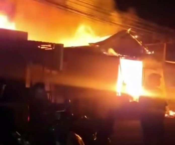 Korsleting Listrik Picu Kebakaran Ruko di Pasar Tukadeling, Kerugian Capai Rp1 Miliar