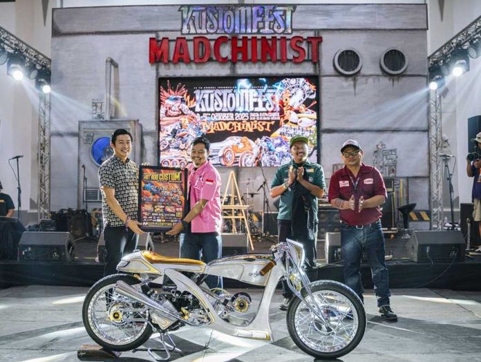 Modif _bpn Honda Stylo 160 Antar Modifikator Indonesia ke Ajang Modifikasi Dunia Mooneyes Jepang
