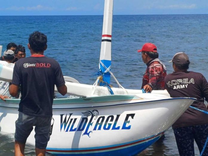 Aksi Cepat Nelayan Selamatkan Wisatawan Inggris Usai Jukung Terbalik di Perairan Bunutan
