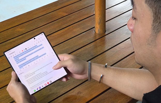 Transcript Assist dan Writing Assist di Galaxy Z Series membantu kamu mengubah rekaman meeting menjadi laporan profesional dalam sekejap.