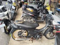 Truk Box Tabrak Motor Parkir dan Terjun ke Sungai Truk Box Tabrak Motor Parkir dan Terjun ke Sungai