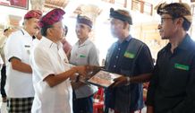 Gubernur Koster Salurkan Donasi Sukarela Gotong Royong bagi Korban Bencana Banjir di Tabanan dan Jembrana Donasi Sukarela Gotong Royong