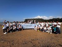 Peduli Lingkungan, PLN UP3 Bali Selatan Gelar Aksi Bersih Sampah Plastik di Pantai Mertasari Seluruh peserta melakukan berfoto bersama usai melaksanakan aksi bersih bersih di pantai Mertasari.