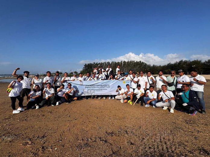 Seluruh peserta melakukan berfoto bersama usai melaksanakan aksi bersih bersih di pantai Mertasari.