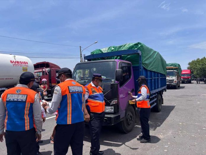 Cegah Pelanggaran ODOL, Dishub Karangsem Hentikan Sejumlah Truk Angkutan